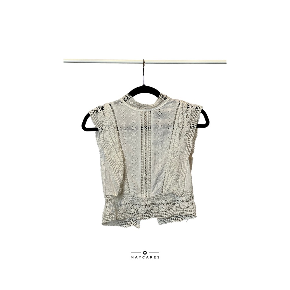 WHITE SEE THROUGH SHIRT WITH LACE AND BUTTONS ON THE BACK